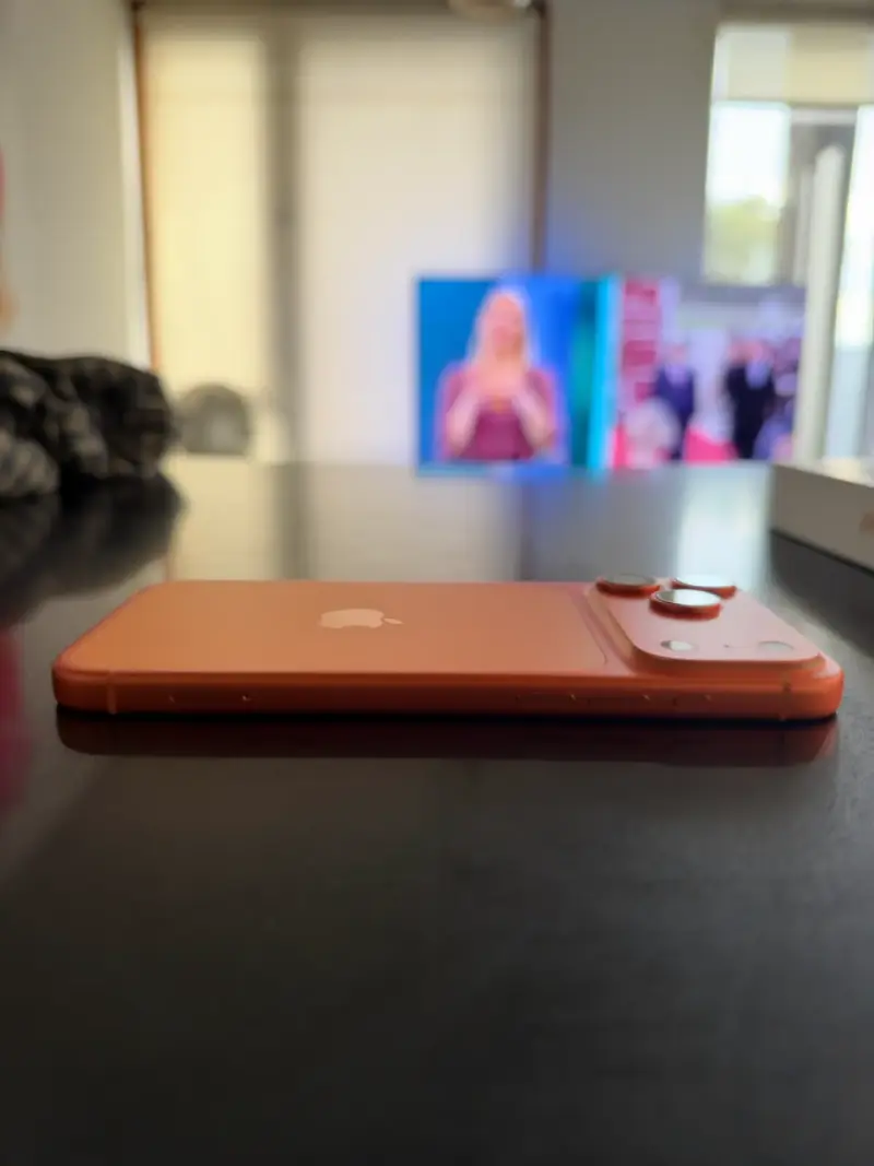 iPhone 17 Pro Max color naranja en buen estado - 2