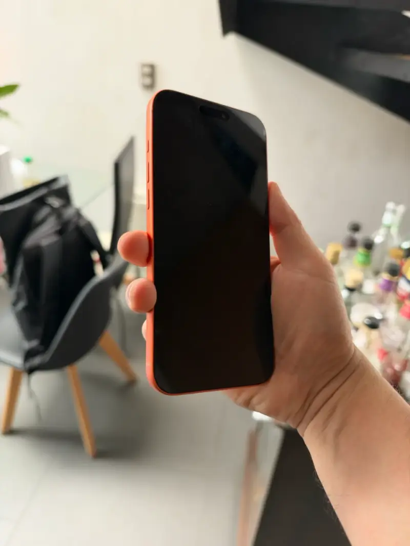 iPhone 17 Pro Max color naranja en buen estado - 3