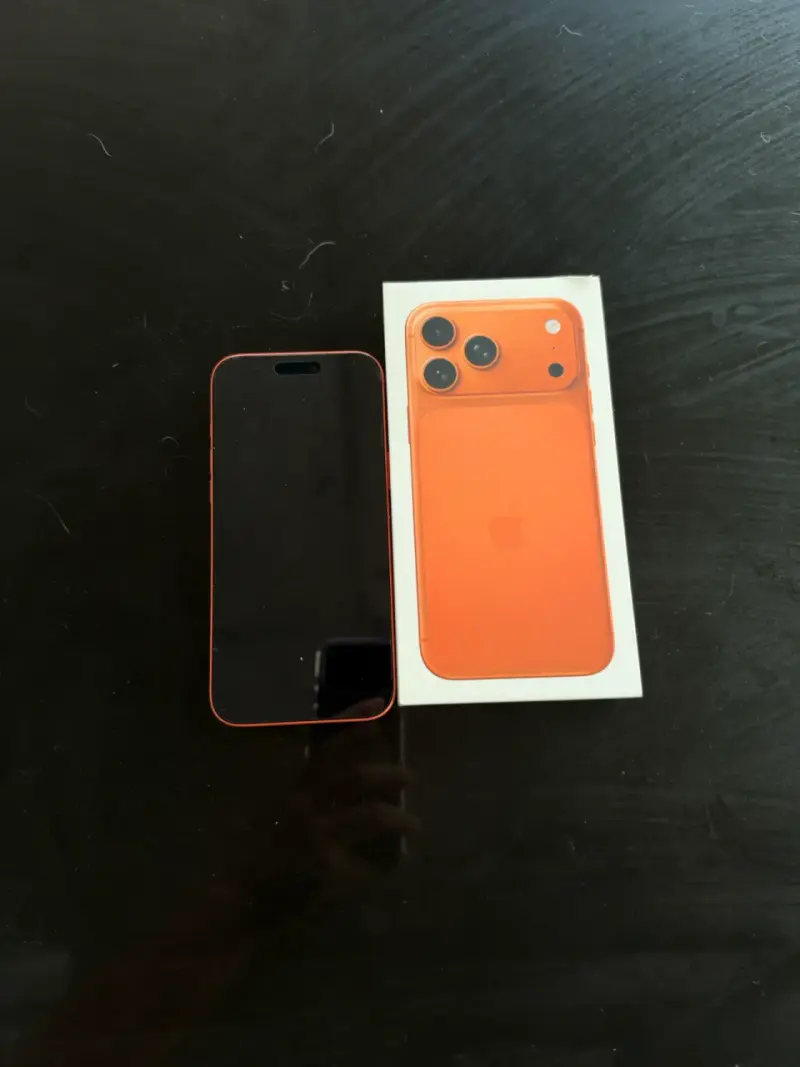 iPhone 17 Pro Max color naranja en buen estado - 6