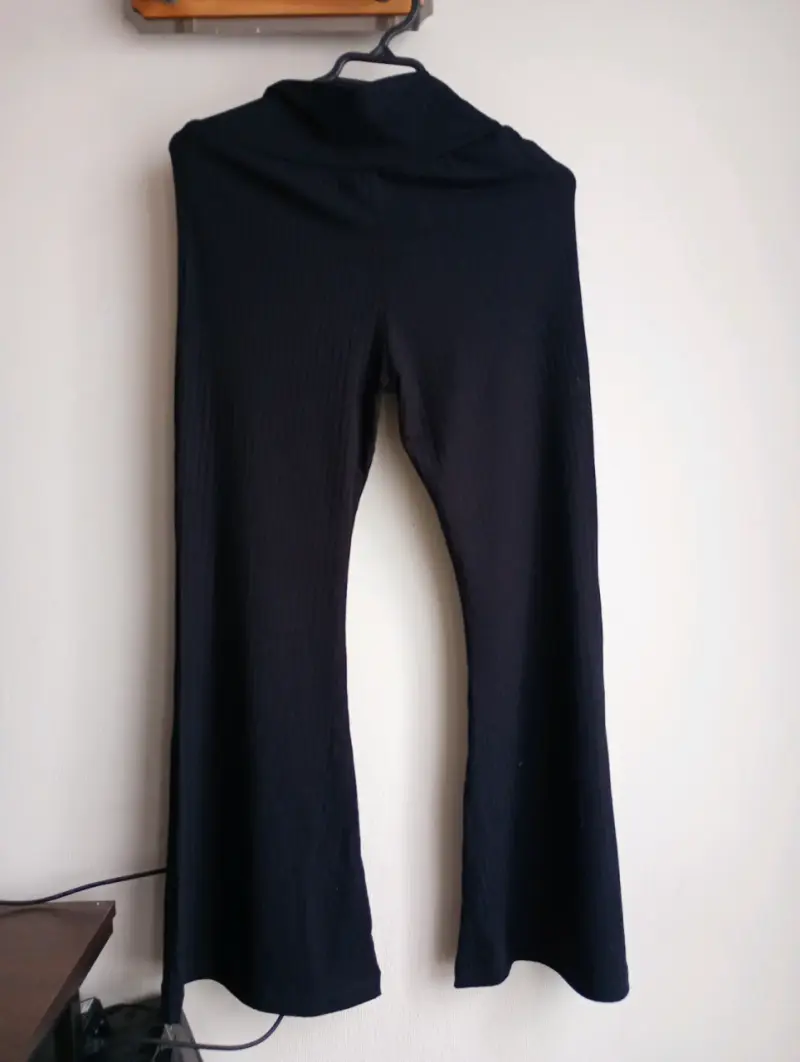 Pantalones acampanados negros de mujer - 1