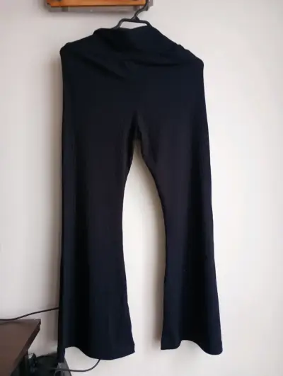 Pantalones acampanados negros de mujer - miniatura 1