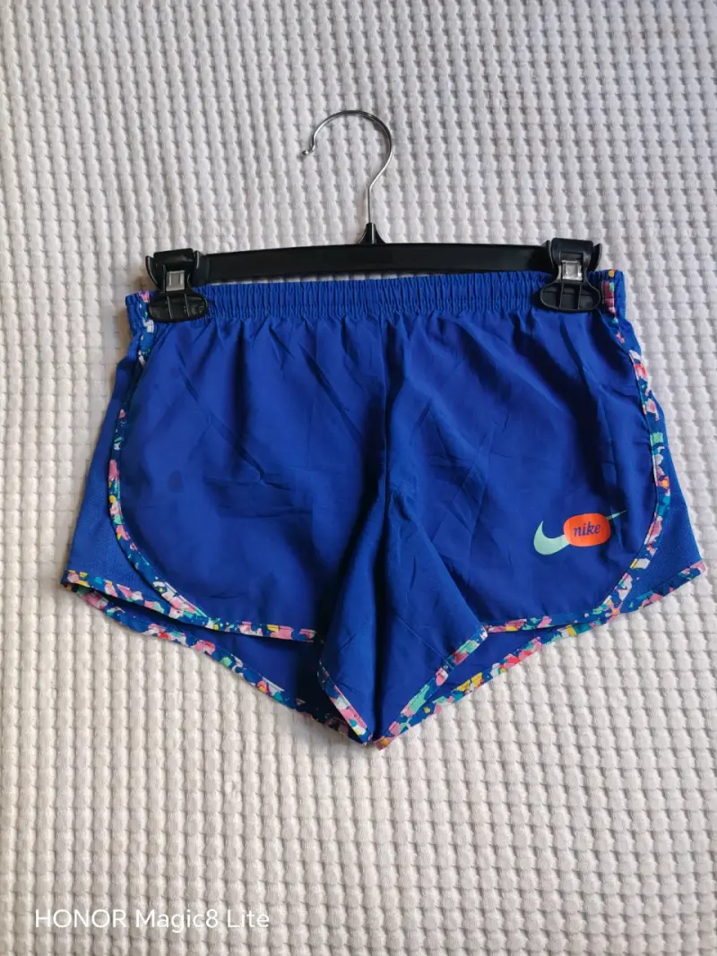 Shorts deportivos Nike azul con detalles coloridos