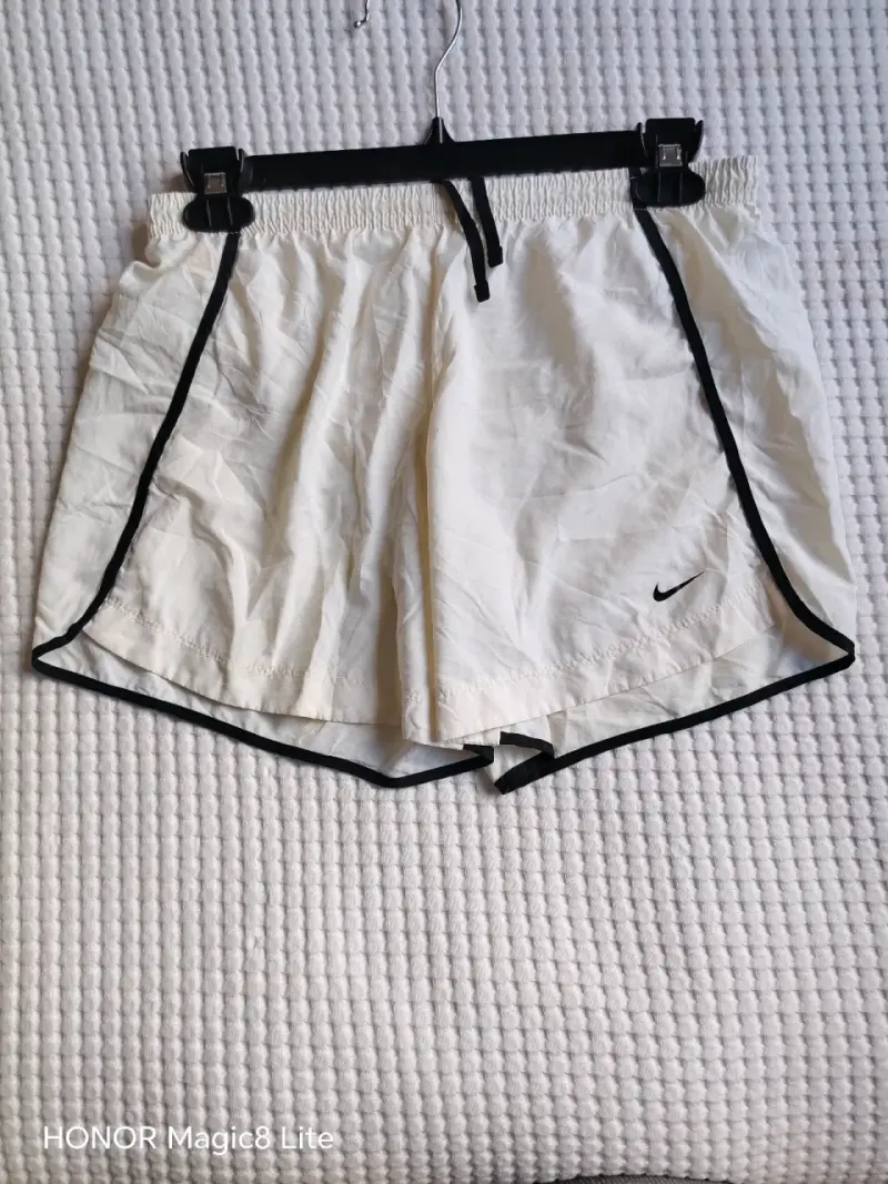 Shorts deportivos blancos Nike para hombre