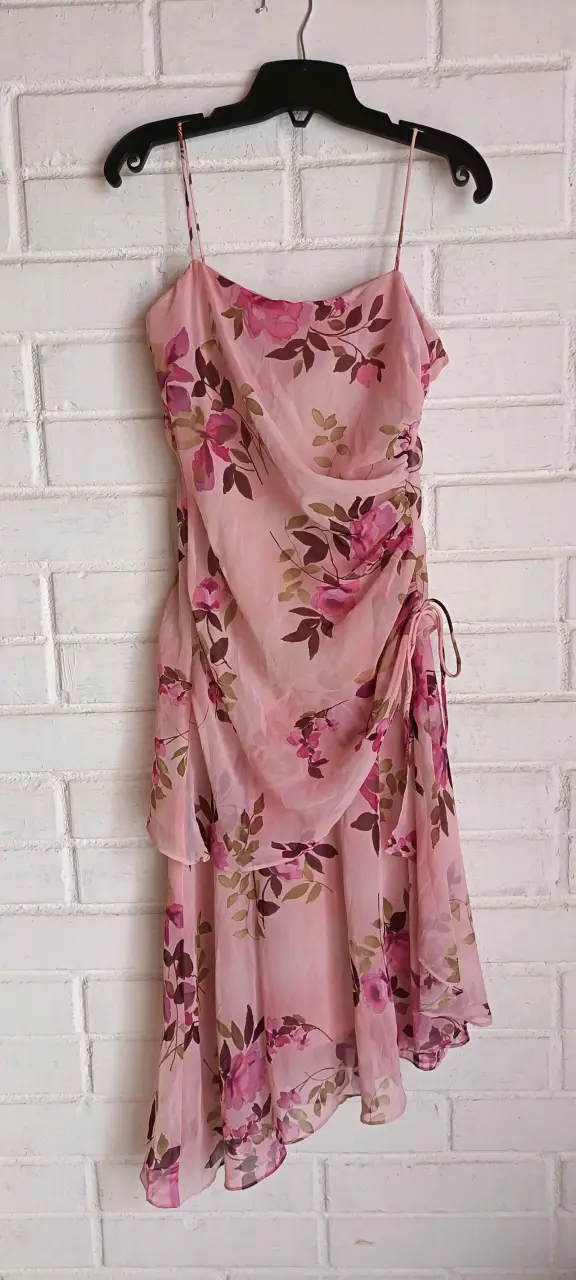 Vestido floral rosa con tirantes - 1