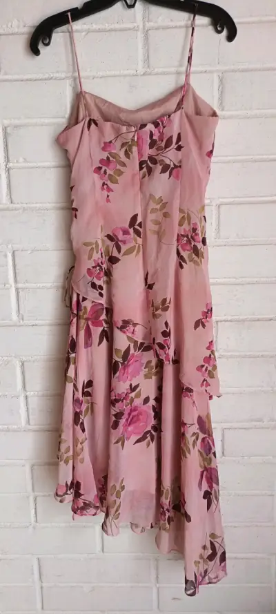 Vestido floral rosa con tirantes - miniatura 2