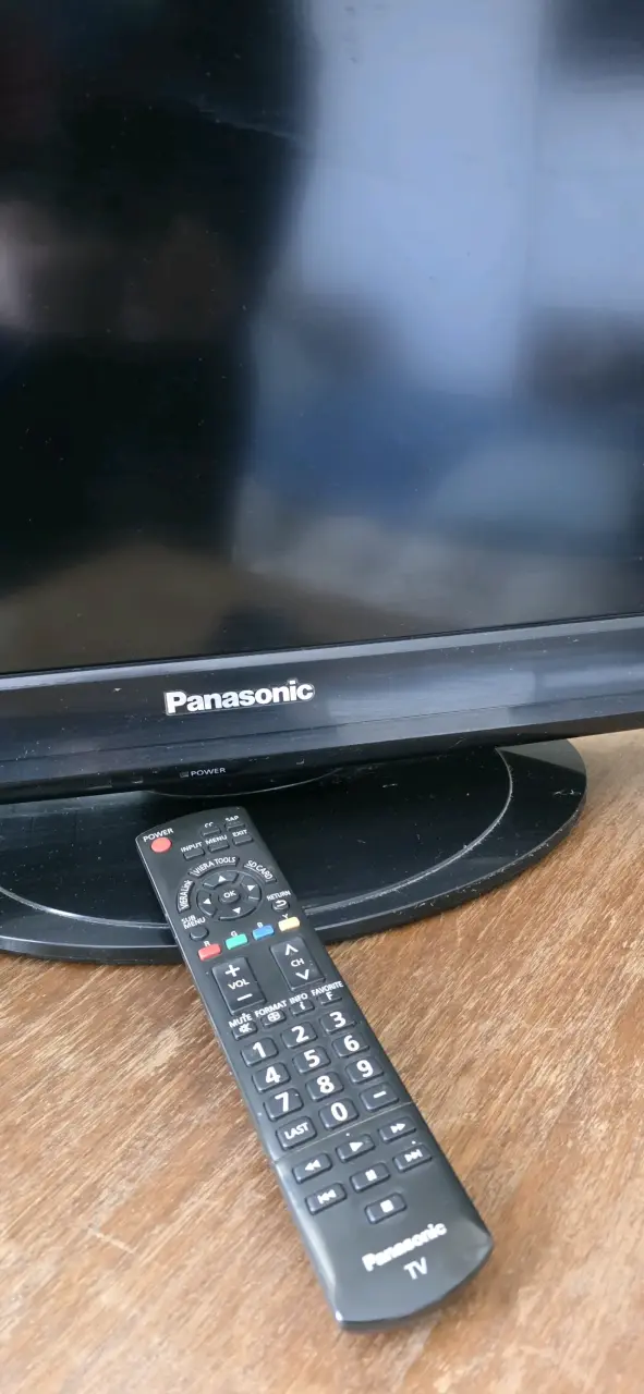 Televisor Panasonic Viera 32" LCD con Control Remoto - 2