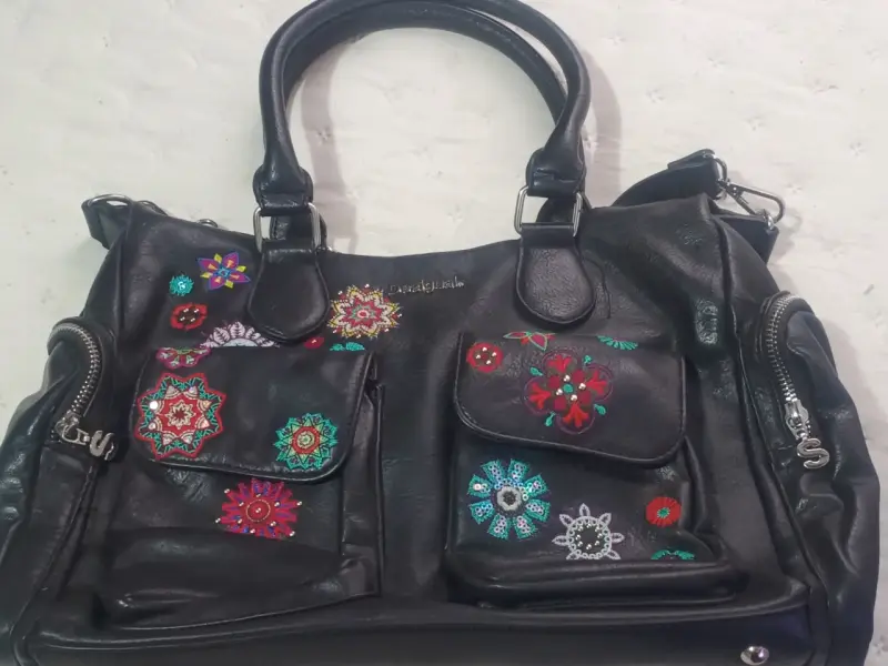 Bolso de cuero negro con bordados Desigual - 1