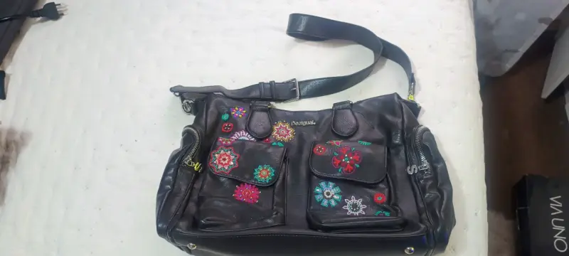 Bolso de cuero negro con bordados Desigual - 2