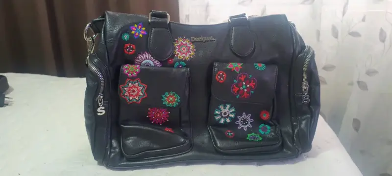 Bolso de cuero negro con bordados Desigual - 3