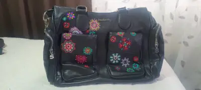 Bolso de cuero negro con bordados Desigual - miniatura 3