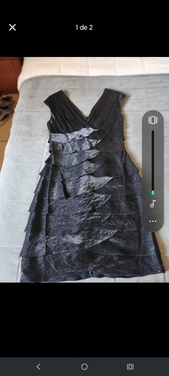 Vestido negro elegante con volantes