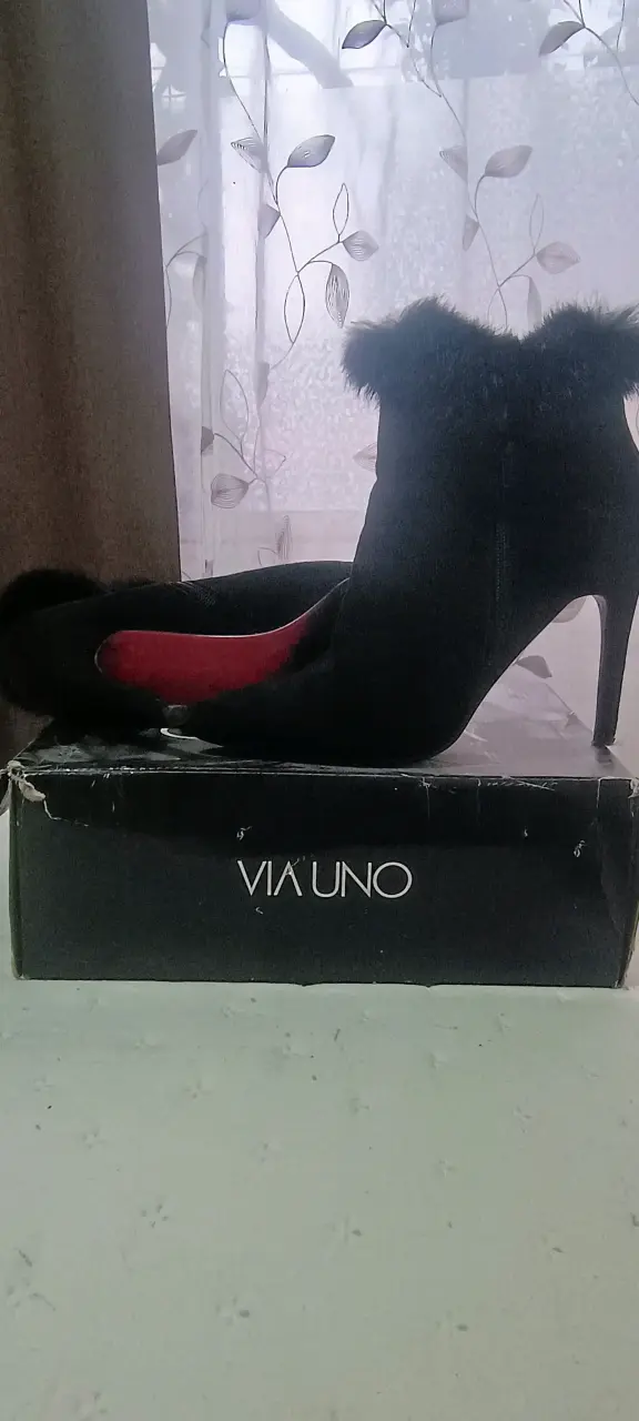 Botines de tacón alto negros con peluche - 1