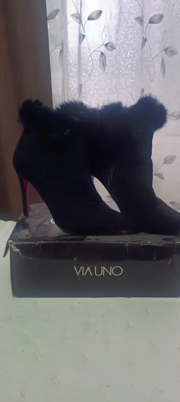 Botines de tacón alto negros con peluche - 3