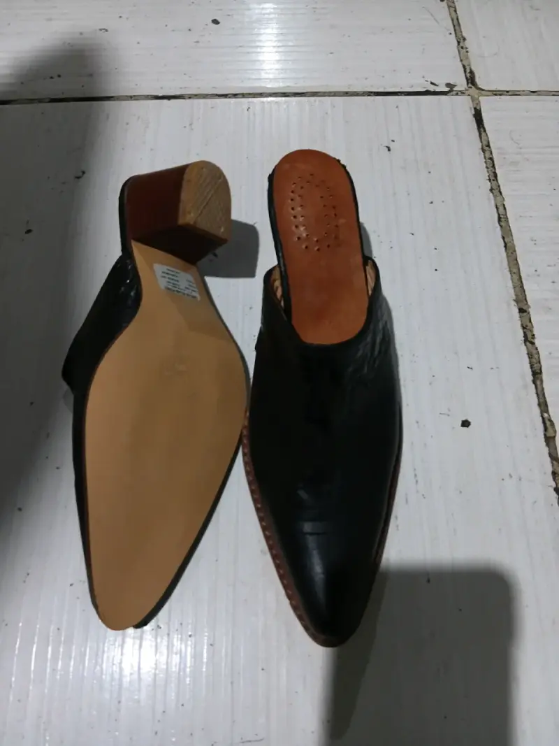 Zapatos de tacón bajo negros de cuero