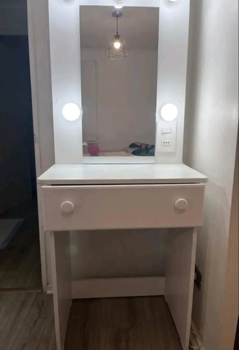 Tocador blanco con espejo y luces LED