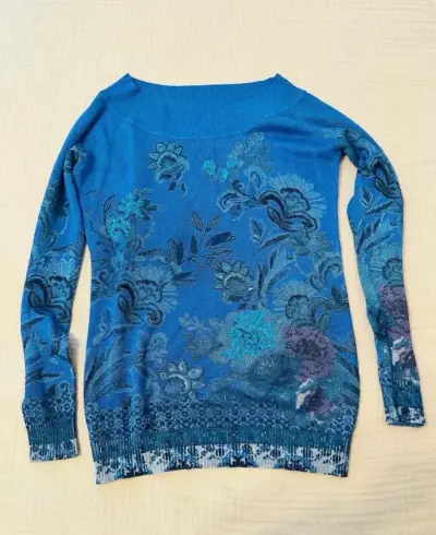 Suéter azul desigual - miniatura 1