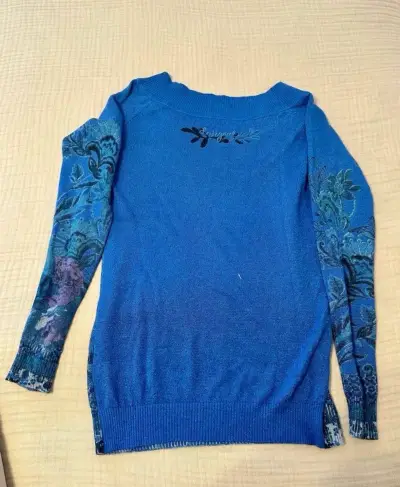 Suéter azul desigual - miniatura 2
