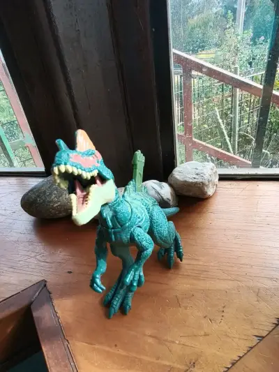 Juguete dinosaurio verde con luz y sonido - miniatura 3