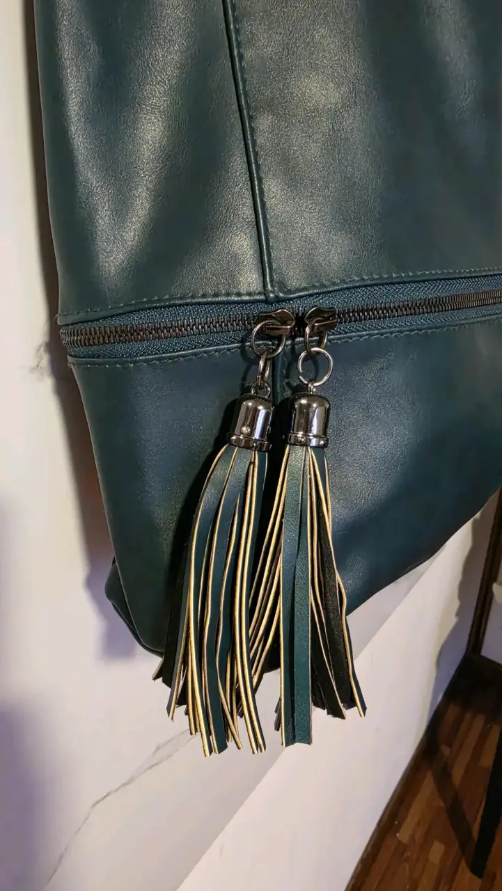 Bolso tote grande azul con borlas decorativas - 2
