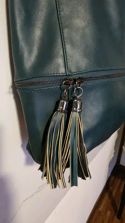 Bolso tote grande azul con borlas decorativas - miniatura 2