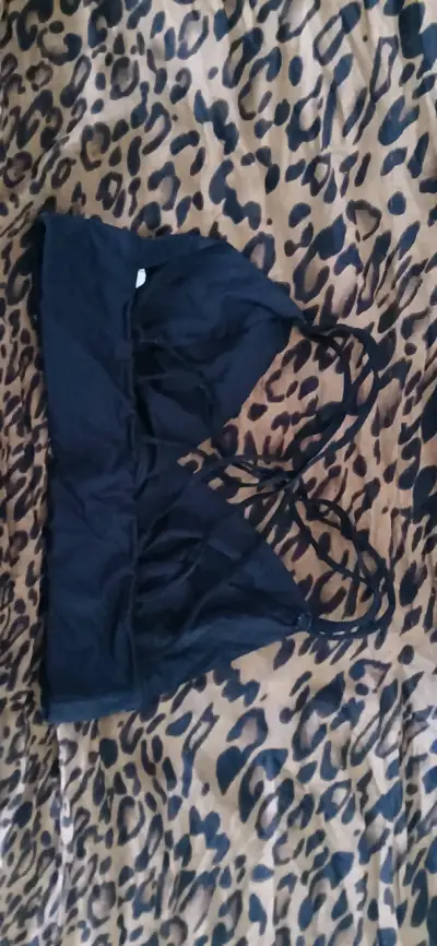 Top de bikini negro con tirantes - miniatura 1