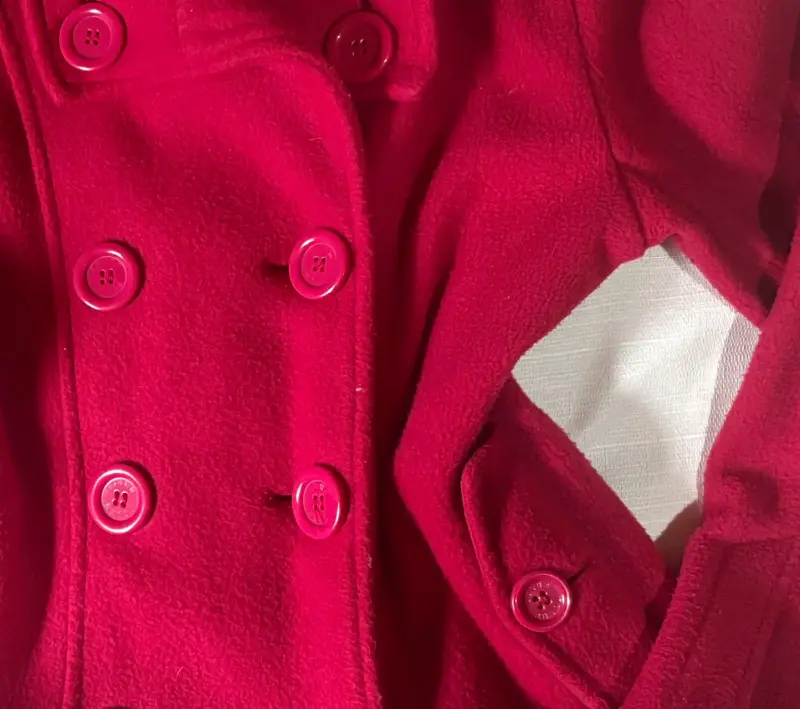 Abrigo fucsia para niña con doble botonadura - 2