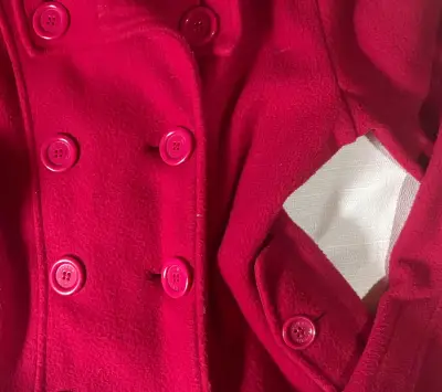 Abrigo fucsia para niña con doble botonadura - miniatura 2