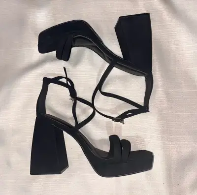 Sandalias de tacón alto negras elegantes - miniatura 1