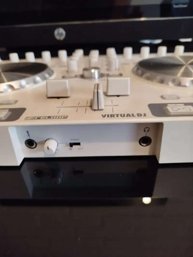 Controlador DJ marca Reloop para Virtual DJ - 2