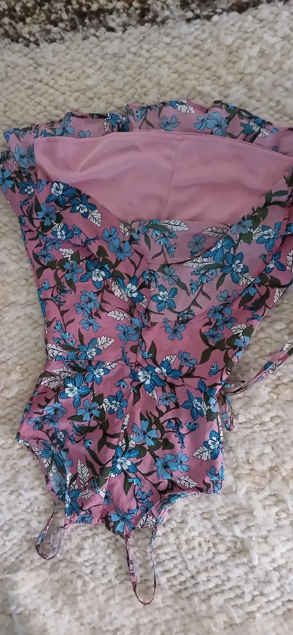 Vestido floral rosa con tirantes - 2