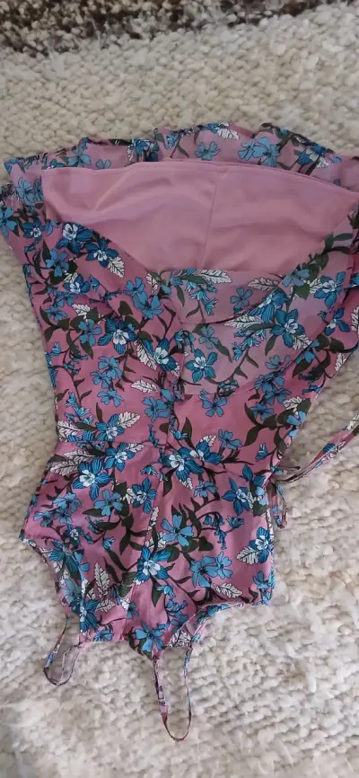 Vestido floral rosa con tirantes - miniatura 2