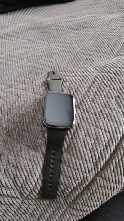 Reloj inteligente negro con correa ajustable - miniatura 1