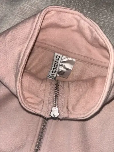 Polerón crop rosa con cierre - miniatura 2
