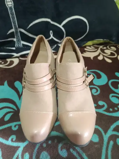 Zapatos de tacón beige con hebillas - miniatura 1