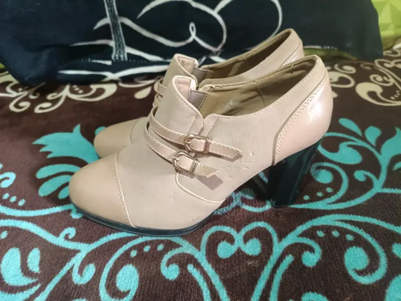 Zapatos de tacón beige con hebillas - 2