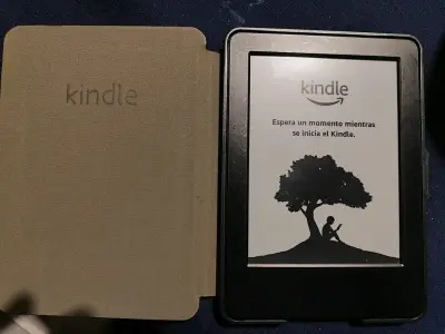 Kindle con funda protectora negra - miniatura 1