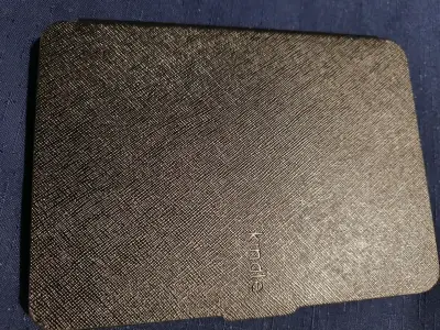 Kindle con funda protectora negra - miniatura 3