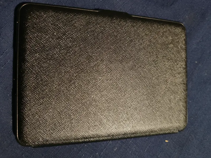 Kindle con funda protectora negra - 4