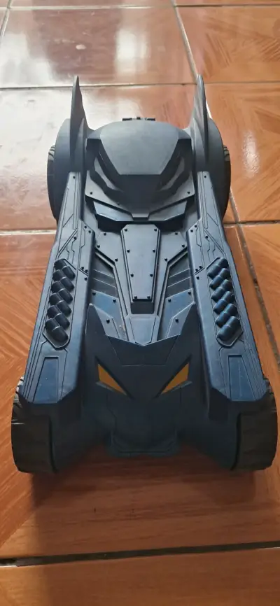Auto de juguete tipo Batimóvil en buen estado - miniatura 3