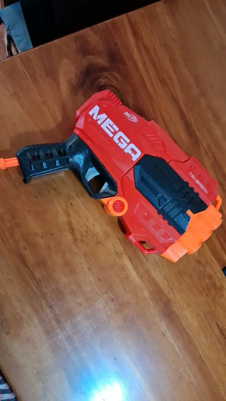Lanzador Nerf Mega Tri-Break rojo y negro