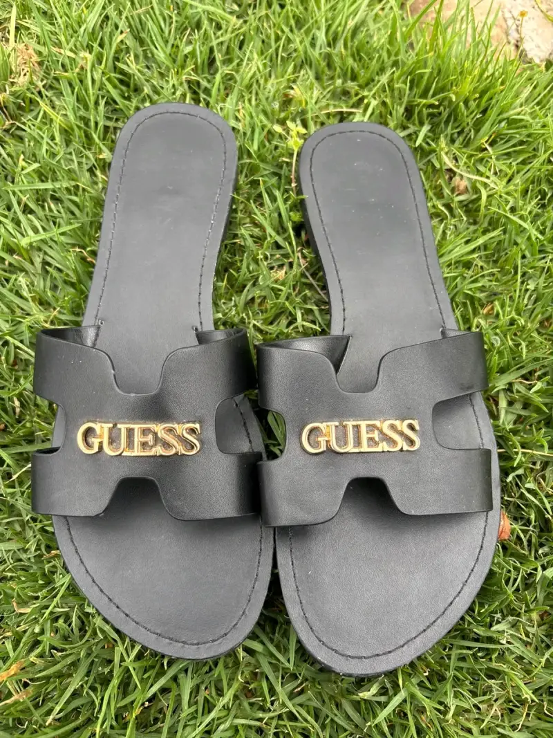 Sandalias planas negras Guess para mujer - 1