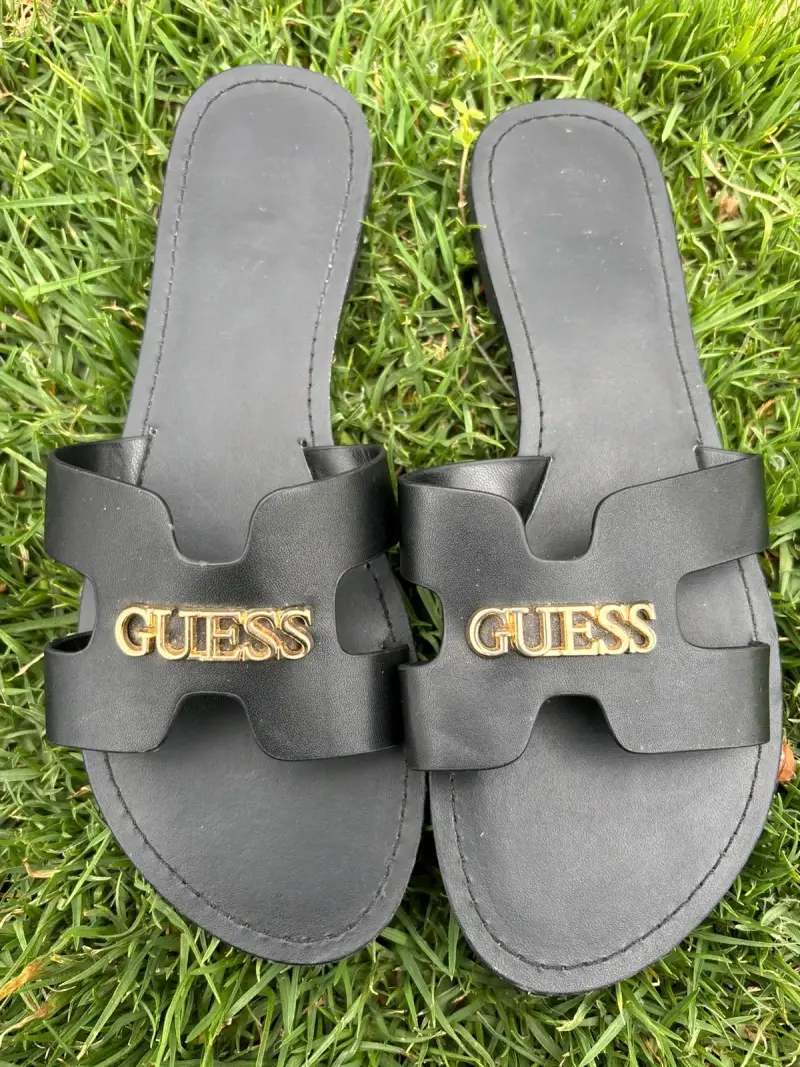 Sandalias planas negras Guess para mujer - 2