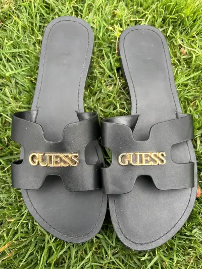Sandalias planas negras Guess para mujer - miniatura 2