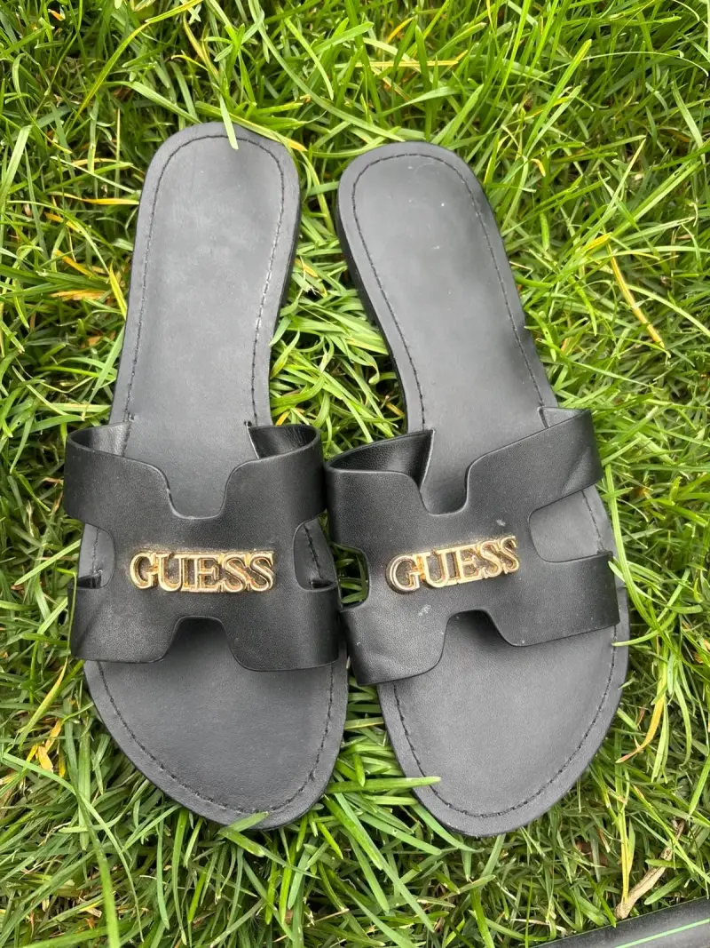 Sandalias planas negras Guess para mujer - 3