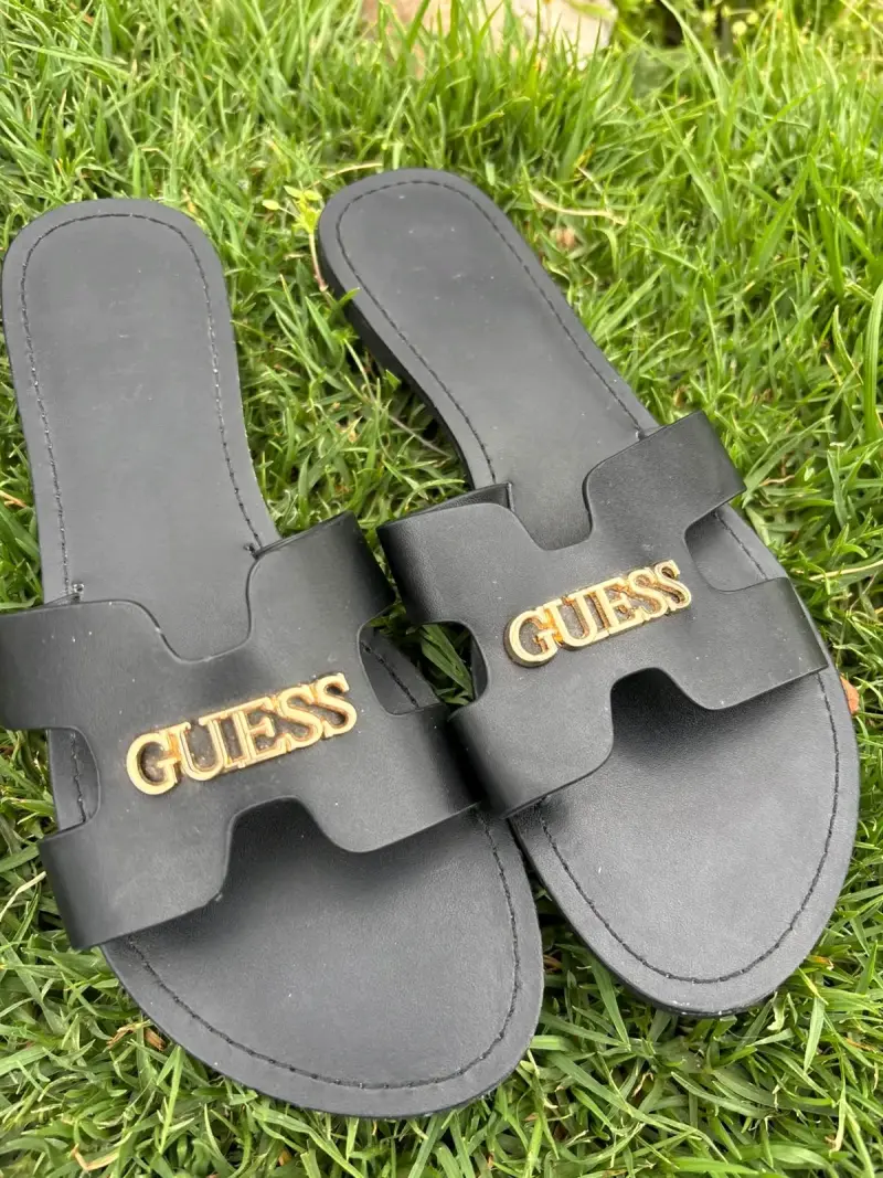 Sandalias planas negras Guess para mujer - 4