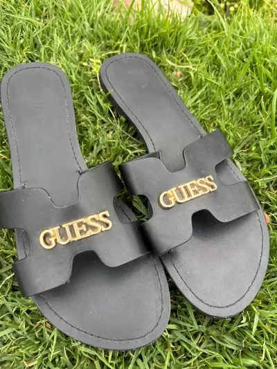 Sandalias planas negras Guess para mujer - miniatura 4