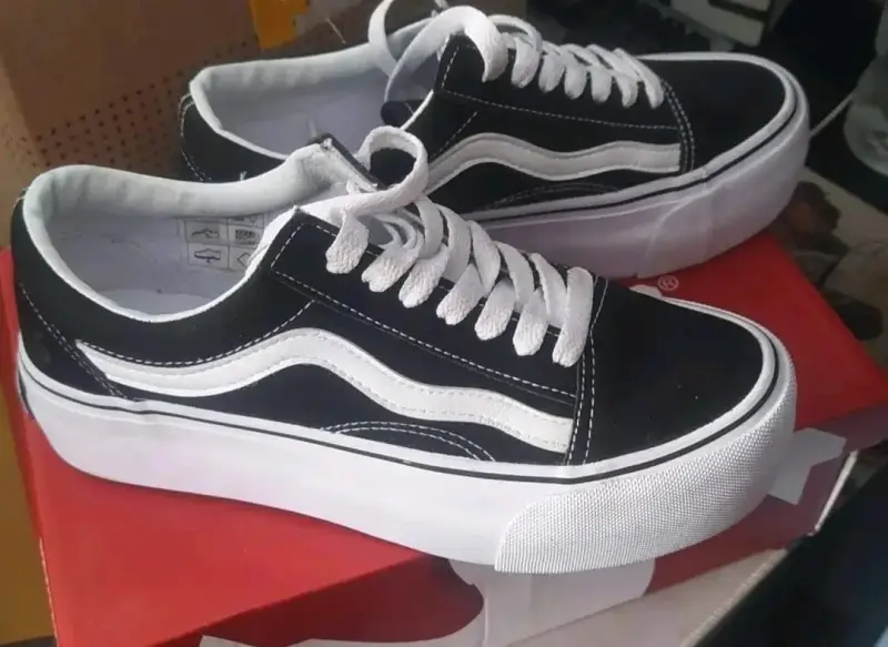 Zapatillas negras de plataforma Skaters - 1