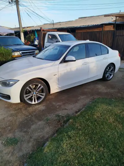 BMW Serie 3 Sedán Blanco en Buen Estado - miniatura 1