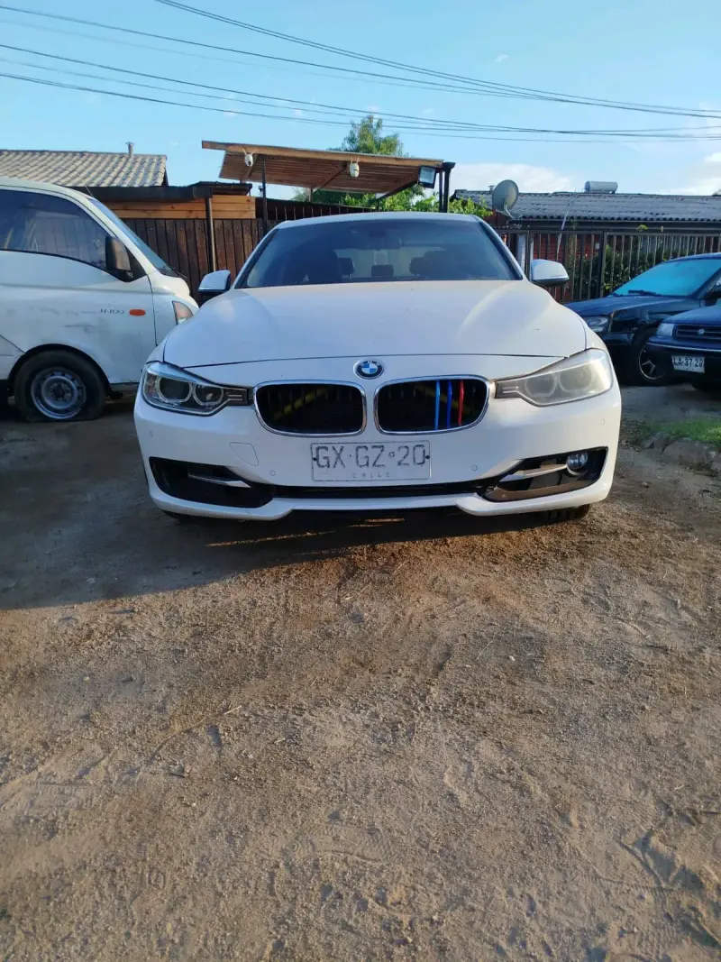 BMW Serie 3 Sedán Blanco en Buen Estado - 2