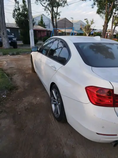 BMW Serie 3 Sedán Blanco en Buen Estado - miniatura 3